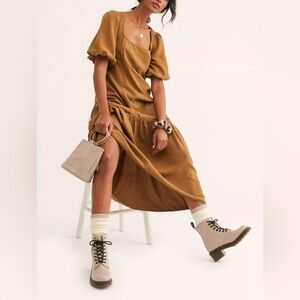 FREE PEOPLE JORDAN PUFF SHORT SLEEVE DROP RUFFLE HEM MIDI
DRESS TOBACCO
Sz Small